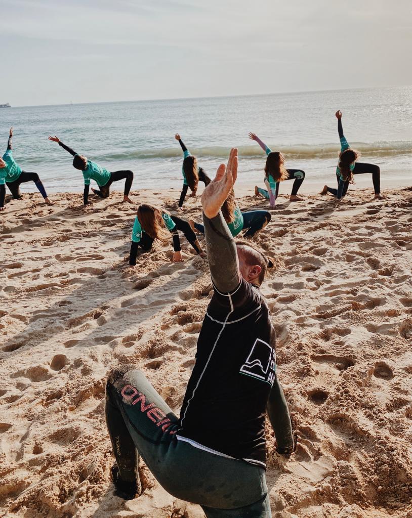 Grupo em atividade de team building no mar