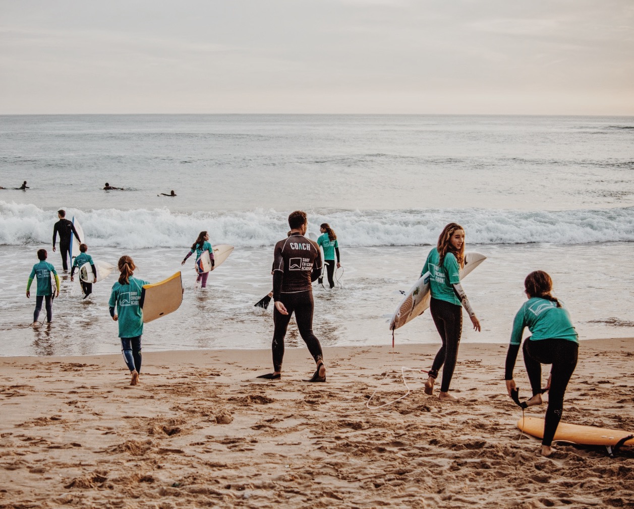 Atleta a alongar na praia
